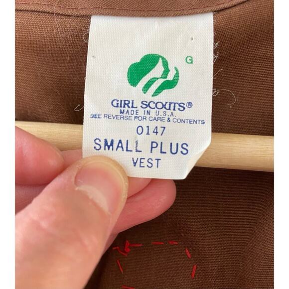 Girl Scouts Size S Plus Brown Vest with Patches and Pins 2002 - Picture 7 of 9